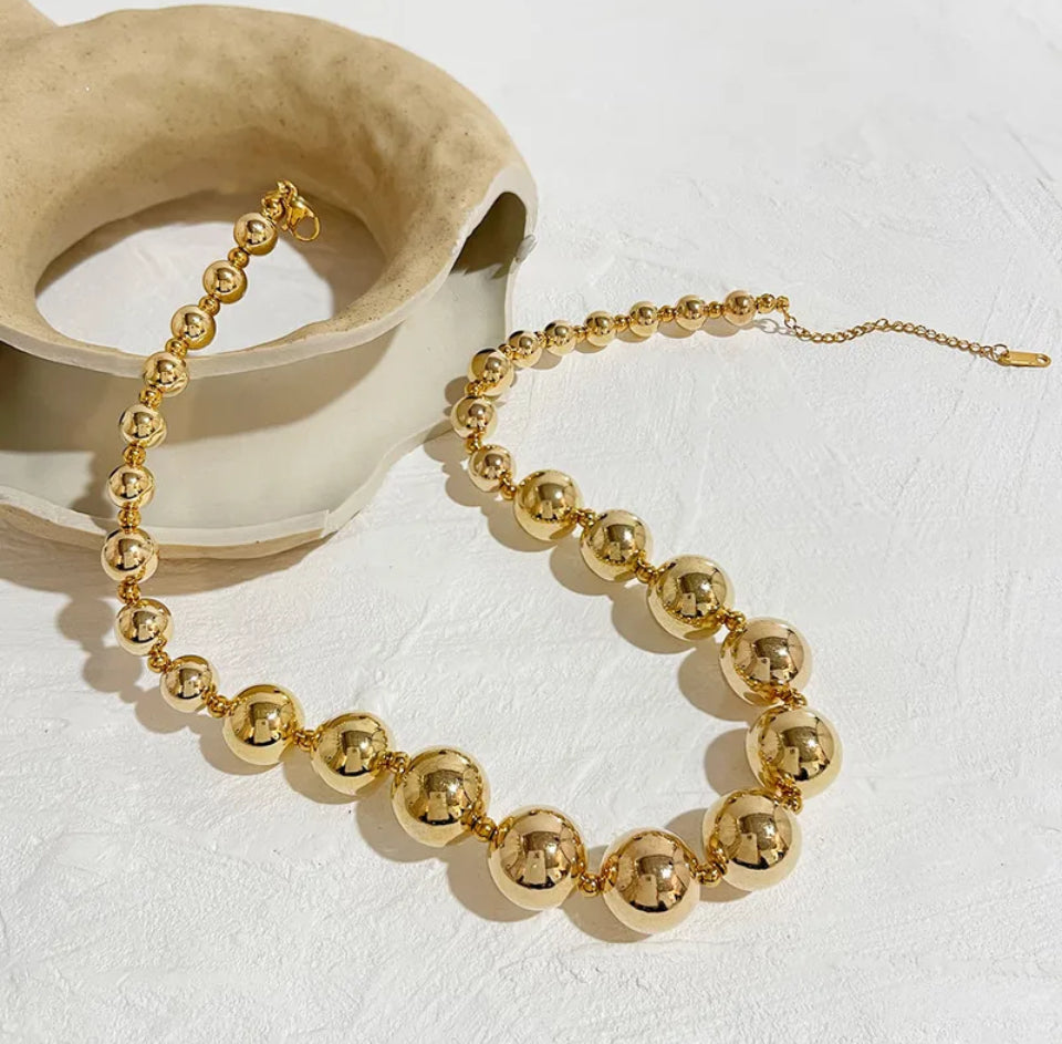 Collar de Esferas Doradas