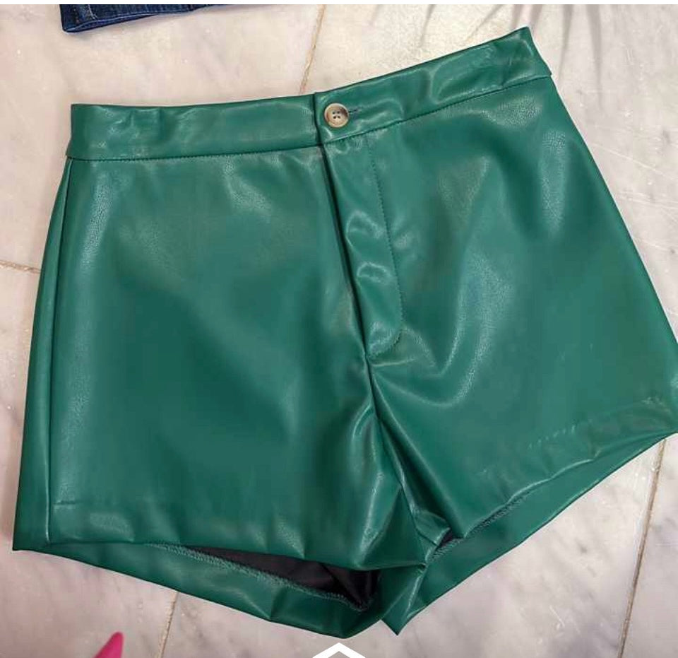 Short verde en cuero