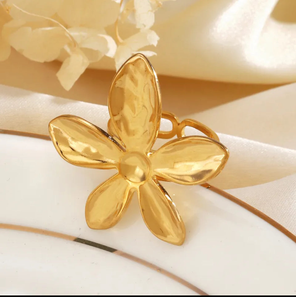 Golden Bloom Ring 🌼